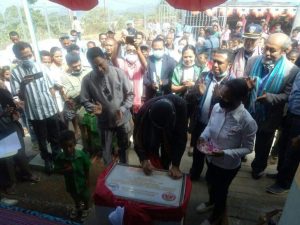 Ministru Administrasaun Estatal, Dr. Miguel Pereira de Carvalho, Ofisialmente Asina Plaka iha Inaugurasaun Konstrusaun Pre-Escolar Baura, Suku Leorema, Postu Bazartete, Munisipiu Liquisa.