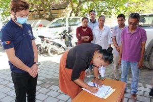 Diretora PNDS, Claudinha Soares Pinto hamutuk ho Reprezentante Embaixador Australia ba Timor Leste Asina termos de Intrega Profil
