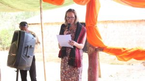 Reprezentante Embaxador Australia Carli Shillito iha Timor-Leste, Hato'o Lia Menon ba komunidade Suku Seloi Kraik iha Seremonia Lançamentu Fatuk Dahuluk ba Implementasaun PNDS Faze 1 Sikluz III iha Suku Seloi Kraik, Munisipiu Aileu.