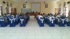 Partisipante Sira Antusiasmu Hodi Rona Intervesaun Husi Diretora PNDS, Claudinha Soares, Pinto, Konaba Sosializasaun Mata Dalan Implementasaun Programa Nasional Dezenvolvimentu Suku Faze 3 siklu III iha Salaun CNE, Dili.