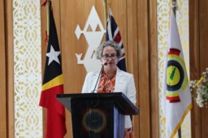 Embaixadora Austrália iha Timor-Leste, Caitlin Wilson, iha KonferénsiaInternasional Sidade Amigas entre Governu Timor-Leste ho Governu Ausrtalia sente kontente tebes amizade entre Governu Timor Leste ho Governu Australia.