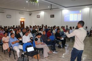 Formador ba refresher training hala'o aprezentasaun materia kona-ba Desiminasaun no Formasaun MOP-PNDS ba partisipante sira.