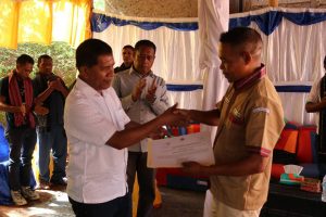 Vise Ministru Administrasaun Estatal, entrega Sertifikadu ba chefe suku Raheu.