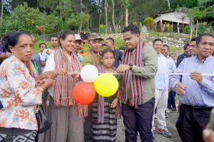 Sekretáriu Estadu Dezenvolvimentu Lokál, Mateus W. dos Santos Tallo, simbolikamente tesifita ba inaugurasaun Projetu PNDS.