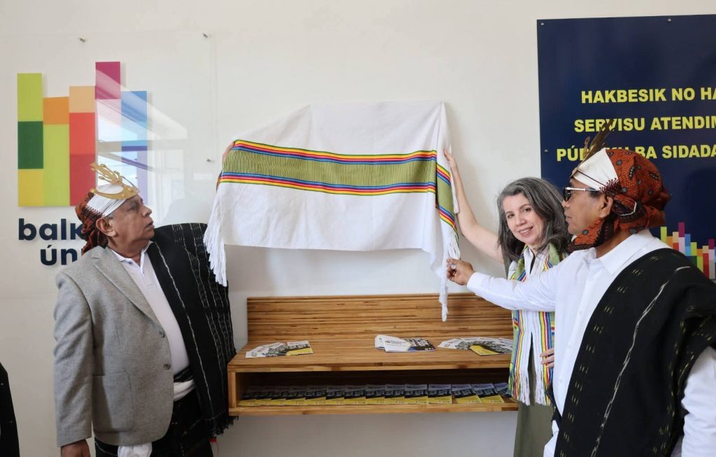 Ministru Administrasaun Estatal, Ministru Justisa no Reprezentante husi UNDP iha Timor-Leste iha inagurasaun Balkaun Úniku.