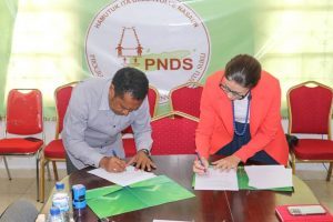 Sekretáriu Ezekutivu PNDS, Amandio Paulino Gastão do Rosário de Sousa hala’o asinatura Nota de Akordu entre ST-PNDS ho Team Leader PARTISIPA, Emer Purdon.