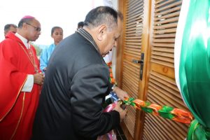 Ministru Administrasaun Estatal, Tomás do Rosario Cabral, simbolikamente koafita ba inagurasaun Kapela Nossa Senhora Maria Auxiliadora iha Suku Builo.