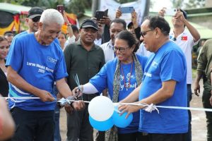 Ministru Tomás do Rosásrio Cabral, Prezidenti Autoridade Munisipiu Baucau Veneranda Lemos no Maijor-Jeneral João Miranda “Aluc” ofisialmente tesifita ba inagurasaun ponte Bemoris iha Munisipiu Lautem.