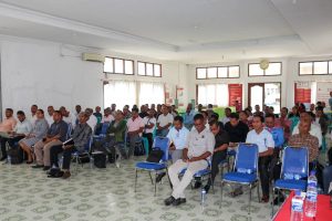 Partisipante ne'ebe mai husi liñas Ministerial sira akompaña esplikasaun husi ekipa Nasional.