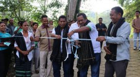 Vise Ministru Administrasaun Estatal, Jacinto Rigoberto Gomes de Deus Simbolikamnet tesifita ba inagurasaun estrada rural iha suku raheu.