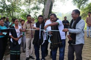 Vise Ministru Administrasaun Estatal, Jacinto Rigoberto Gomes de Deus Simbolikamnet tesifita ba inagurasaun estrada rural iha suku raheu.