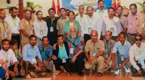foto hamutuk chefe suku ho Primeiru Ministru RDTL, Kay Rala Xanana Gusmão Konferénsia Nasionál no Anivesáriu ba Dala-10 Ezisténsia PNDS iha Centro Convenção Dili (CCD).