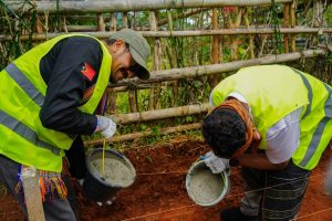 Sekretáriu Estadu Dezenvolvimentu Lokál (SEDL), Mateus W. dos Santos, Tallo, hamutuk ho Prezidenti Autoridade Munisípiu Manufahi Luis Marçal da Costa Tavares, halo lansamentu dahuluk ba projetu PNDS Siklus VII iha Aldeia Colidati, Suku Grotu.