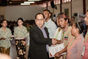 Sua Exelénsia Ministru Administrasaun Estatal, Tomás do Rosário Cabral, entrega sertifikadu ba chefe suku.