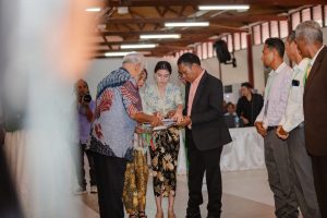Sua Exelénsia Primeiru Ministru RDTL, Kay Rala Xanana Gusmão, simbolikamente entrega sertifikadu ba chefe suku.