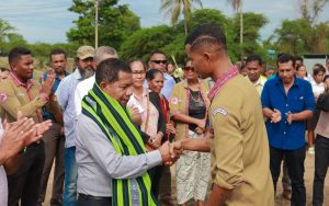 Chefe Suku Uma Caduac, tara tais ba Vise Ministru Administrasaun Estatal.