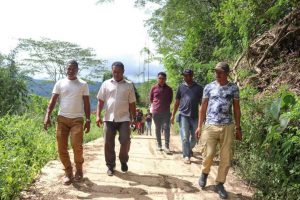 Sekretáriu Ezekutivu PNDS, Amandio Paulino Gastão do Rosario de Sousa ho ekipa hala'o monitorizasaun konjunta ba projetu estrada rural pakote iha suku Katrai Leten, Postu Administartivu Letefoho.