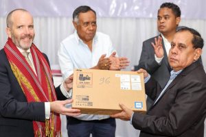 reprezentante Embaixadora Australia iha Timor Leste, Edward Wilkinson, ofisiálmente entrega ekipamentus ICT ba Ministru Administrasaun Estatál, Tomás do Rosário Cabral