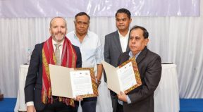Ministru Administrasaun Estatal no Reprezentante Embaixadora Australia iha Timor Leste hatudu asina termus de entrega ekipamentu ICT.