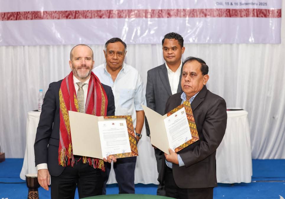 Ministru Administrasaun Estatal no Reprezentante Embaixadora Australia iha Timor Leste hatudu asina termus de entrega ekipamentu ICT.