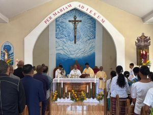 Reverendísimu Bispu Dioseze Baucau, Dom Leandro Maria Alves, selebra misa hamutuk ho sarani suku Uabubo.