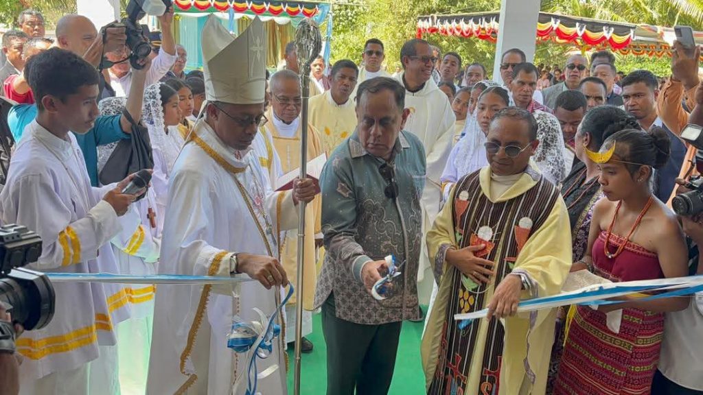 Ministru Administrasaun Estatal, Tomás do Rosario Cabral, ofisialmente tesifita ba Inagura Kapela Nossa Senhora Rainha do Rosario suku Uabubo. postu Ossu.