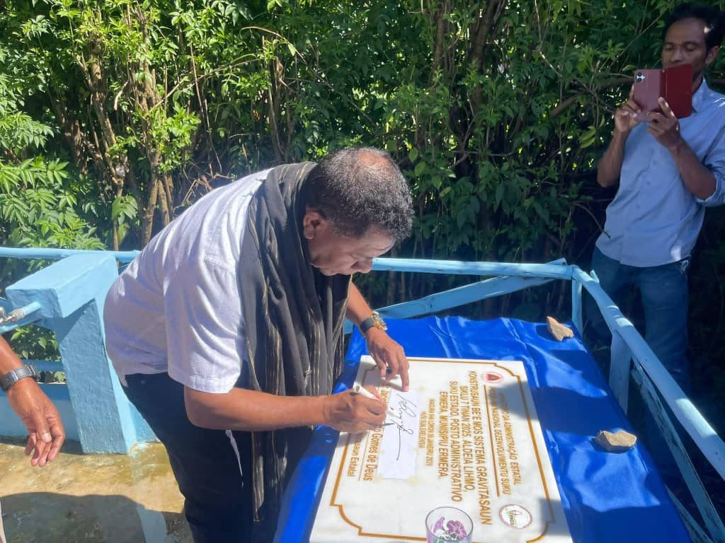 Vise Ministru Administrasaun Estatal Jacinto Rigoberto Gomes de Deus, ofisialmente asina plaka projetu konstrusaun Be'e Mos.