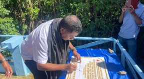 Vise Ministru Administrasaun Estatal Jacinto Rigoberto Gomes de Deus, ofisialmente asina plaka projetu konstrusaun Be'e Mos.