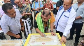 Ministru Administrasaun Estatal, Sr. Tomás do Rosario Cabral, ne'ebe akompaña husi Sekretáriu Ezekutivu, Amandio Paulino Gastão Do Rosário De Sousa simbolikamente asina plaka inagurasaun Kapela no Moru Protesaun iha Santuáriu Leolbatan.