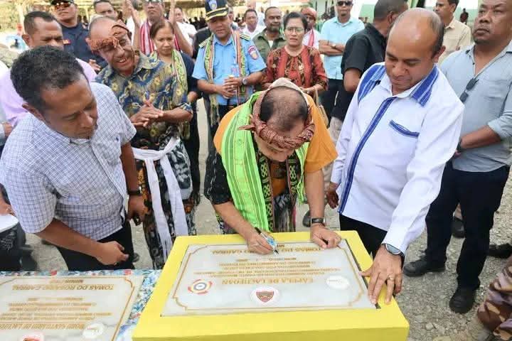 Ministru Administrasaun Estatal, Sr. Tomás do Rosario Cabral, ne'ebe akompaña husi Sekretáriu Ezekutivu, Amandio Paulino Gastão Do Rosário De Sousa simbolikamente asina plaka inagurasaun Kapela no Moru Protesaun iha Santuáriu Leolbatan.