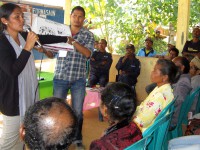 A women explains PNDS to a community.