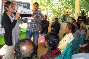A women explains PNDS to a community.