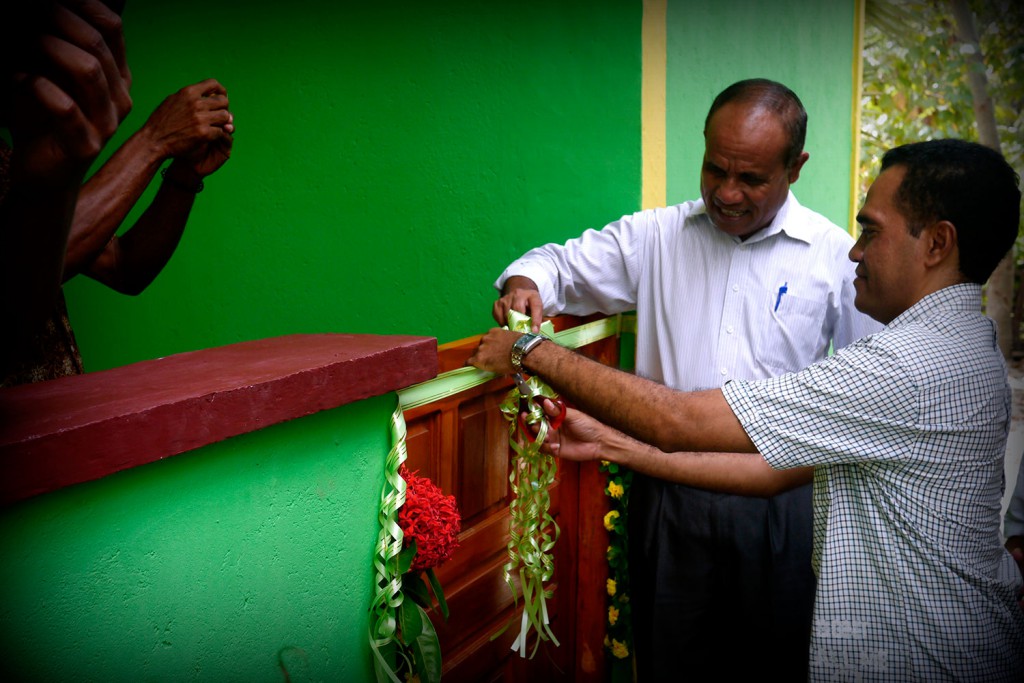 Secretary of State for Local Development Samuel Mendonça and PNDS Director of Administration and Finance Aderito Guterres cut the ribbon on the new community centre in Akadiru Laran, Metinaro sub-district.