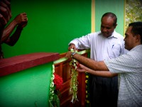 Secretary of State for Local Development Samuel Mendonça and PNDS Director of Administration and Finance Aderito Guterres cut the ribbon on the new community centre in Akadiru Laran, Metinaro sub-district.