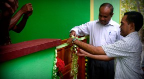 Secretary of State for Local Development Samuel Mendonça and PNDS Director of Administration and Finance Aderito Guterres cut the ribbon on the new community centre in Akadiru Laran, Metinaro sub-district.