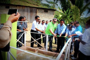 Vice Prime Minister Dr. Fernando Lasama opens the new clean water system, with Australian Aid representative Vincent Ashcroft.