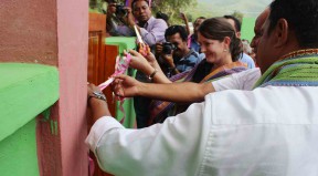 Secretary of State for Local Development Samuel Mendonça and Kathy Richards, representing the Embassy of Australia, cut the ribbon on the community centre.