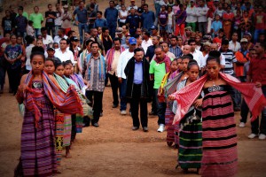 Community of Uma-Heuk welcome the Minister for State Administration Jorge Teme, Secretary of State for Local Development, Samuel Mendonça, and Secretary of State for Water, Sanitation and Urbanisation, Elias Pereira Moniz.