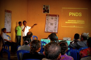 1. A man explains PNDS to community leaders