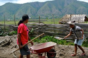 Women working on the rehabilitation of a community road, one of the project sites the mobile training team visited in Pante Macassar, Oecusse.