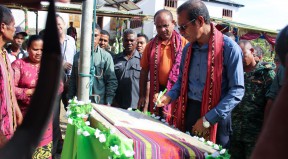 The President of Timor-Leste signs a plaque inaugurating a new project in Maluru village, Quelicai-Baucau