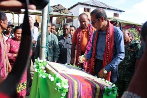 The President of Timor-Leste signs a plaque inaugurating a new project in Maluru village, Quelicai-Baucau