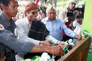 H.E. President Matan Ruak, inaugurates a multi-function Community Centre in Kulau hamlet, Fatubosa Village, Aileu Municipality.