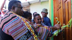 Prime Minister, Rui Maria de Araujo, officially inaugurates the multi-functions community centre at Soro village, Aileu.