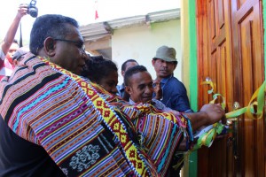 Prime Minister, Rui Maria de Araujo, officially inaugurates the multi-functions community centre at Soro village, Aileu.