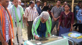 President of the OASER Authority sign plaque inauguration of PNDS Project