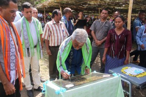 President of the OASER Authority sign plaque inauguration of PNDS Project 