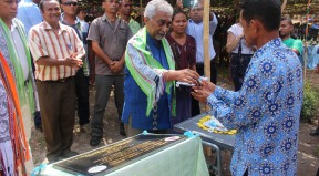 President of the Oecusse Ambeno Special Administrative Region Authority accompanied by Mrs Neryl Lewis, Councellor for Rural Development from the Australian Government, have a close look at the construction built by the Community itself