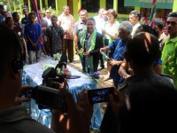 President of the Oecusse Ambeno Special Administrative Region Authority accompanied by Director Dulce celebrate the inauguration together with the Community and cut the cake