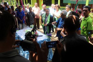 President of the Oecusse Ambeno Special Administrative Region Authority accompanied by Director Dulce celebrate the inauguration together with the Community and cut the cake